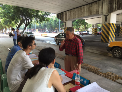 營銷部進(jìn)社區(qū)開展 “扶貧救助獻(xiàn)愛心 便民服務(wù)為群眾”活動(dòng)